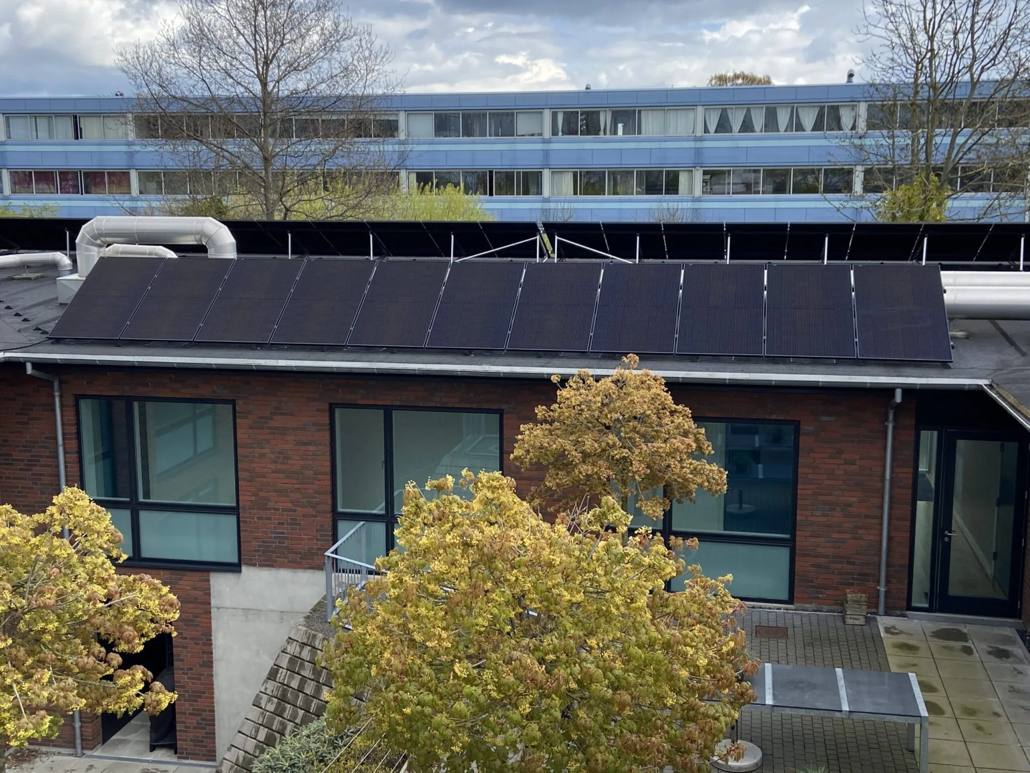 Solceller på taget af AlmenBo's administrationsbygning